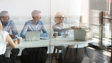 Çeşitli iş kadınları toplantıda el sıkışma kapanış anlaşması