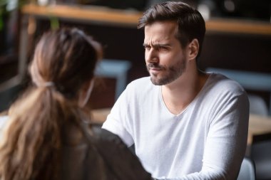 Kadın bakarak memnun olmayan adam şüphe, kötü ilk tarih kavramı
