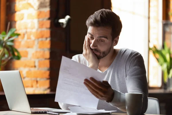 Hombre frustrado confundido leyendo carta en la cafetería, recibiendo malas noticias —  Fotos de Stock