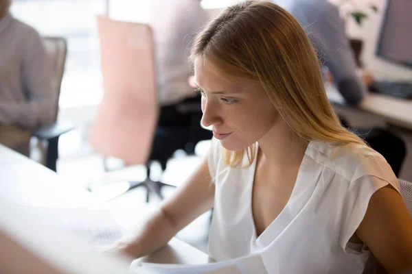 Close-up van vrouwelijke werknemer werken met papierwerk in Office — Stockfoto