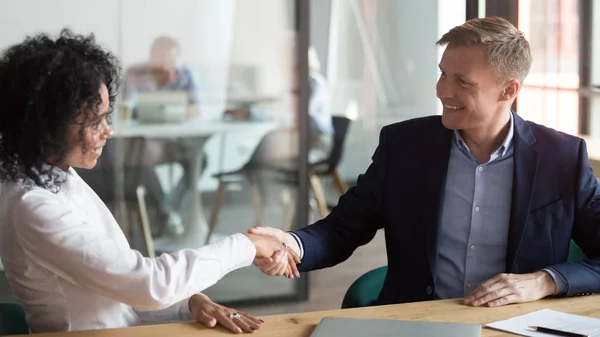 Multietniska affärspartners handskakning hälsning vid mötet — Stockfoto