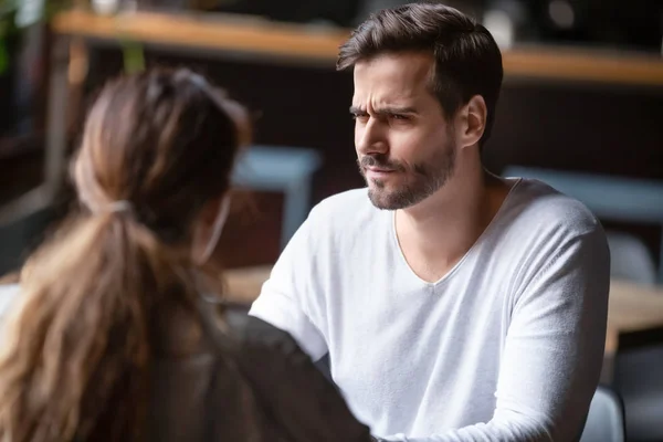 Dubbi uomo insoddisfatto guardando la donna, cattivo primo appuntamento concetto — Foto Stock