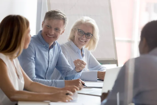 Smiling employees brainstorm sharing ideas at briefing — Stock Photo, Image