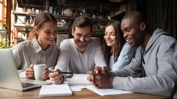 Freunde analysieren gemeinsam Dokumente, machen Hausaufgaben im Café — Stockfoto