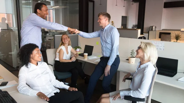 Aufgeregte männliche Mitarbeiter feiern gemeinsamen Erfolg — Stockfoto