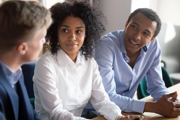 Dipendenti multirazziali brainstorming negoziazione alla riunione dell'ufficio — Foto Stock