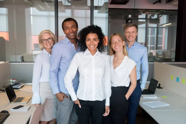 Portrait d'un employé souriant et diversifié regardant la caméra faire l'image — Photo