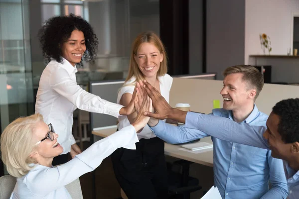 Diversos colegas emocionados se unen para mostrar unidad en la reunión — Foto de Stock