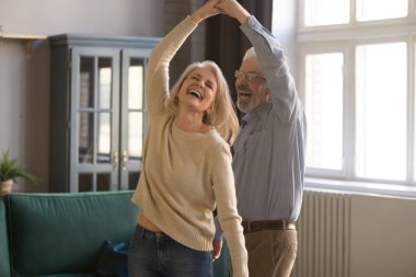 Overjoyed yaşlı çift evde dans dinlenmek