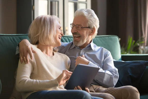 Älteres lachendes Familienpaar schaut einander an und lacht. — Stockfoto
