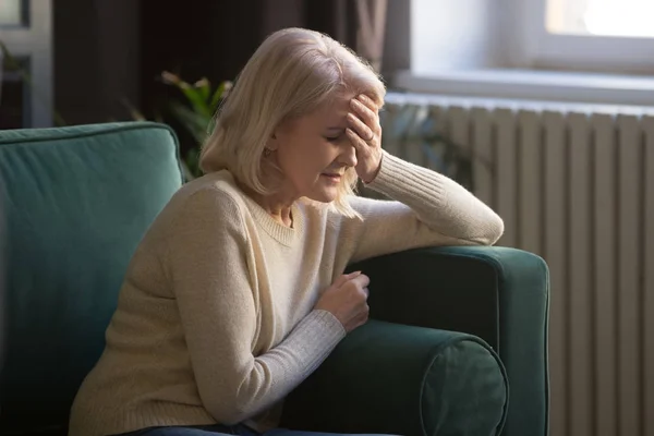 La donna anziana malata si sente male soffrendo di mal di testa — Foto Stock