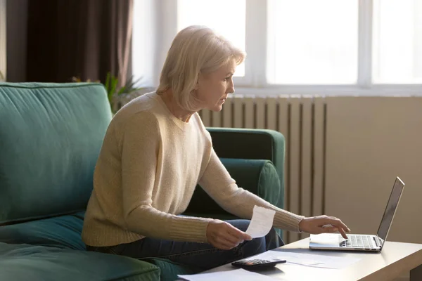 Contemporary elderly woman pay bills online on laptop — Stock Photo, Image