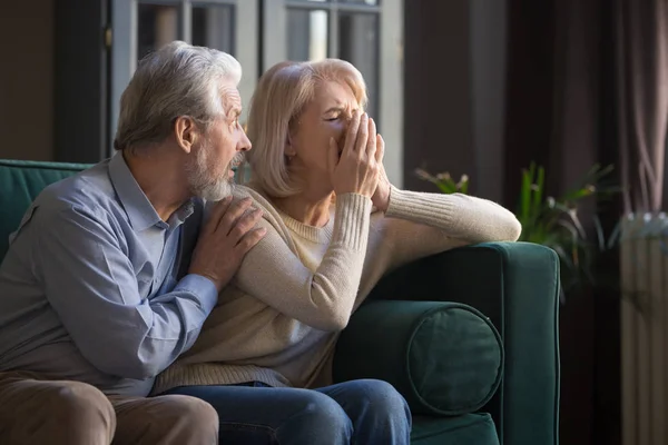 Fürsorglich reifer Ehemann tröstet deprimierte reife Frau — Stockfoto