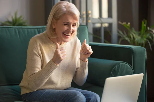 Wanita dewasa yang sangat gembira merasa gembira menggunakan laptop — Stok Foto