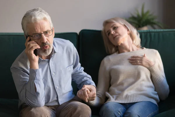 Bezorgde oudere man oproep noodgeval voor zieke vrouw — Stockfoto