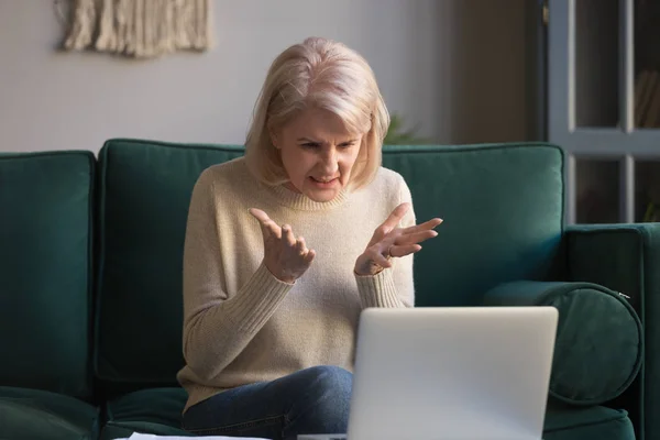 Frustrated mature woman get mad having problems on laptop — Stock Photo, Image