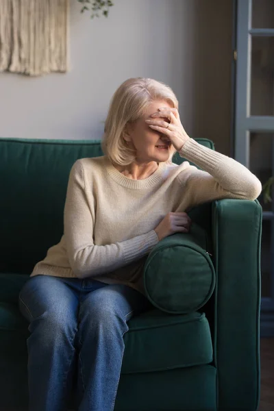 Traurige alte Frau weint und fühlt sich zu Hause einsam — Stockfoto