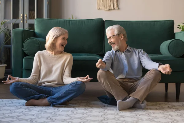 Přeběhni starší manželé cvičme jómu v domácí podlaze — Stock fotografie