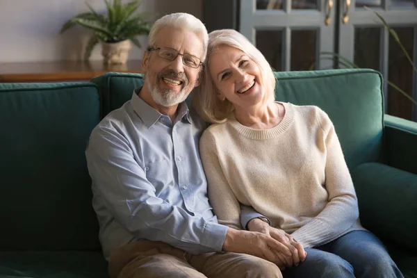 Υγιές χαρούμενο χαμόγελο ηλικιωμένων οικογένεια ζευγάρι πορτρέτο. — Φωτογραφία Αρχείου
