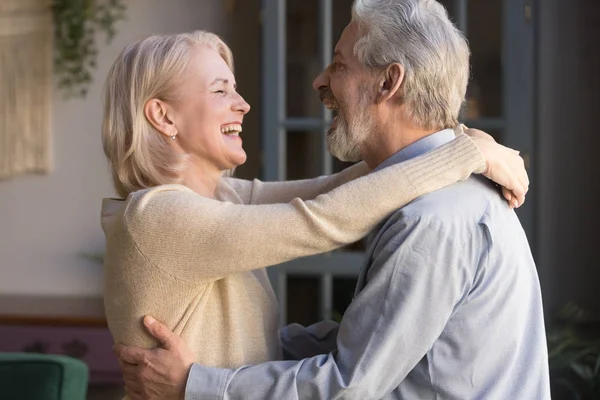 Feliz pareja de ancianos relajarse bailando en casa juntos — Foto de Stock