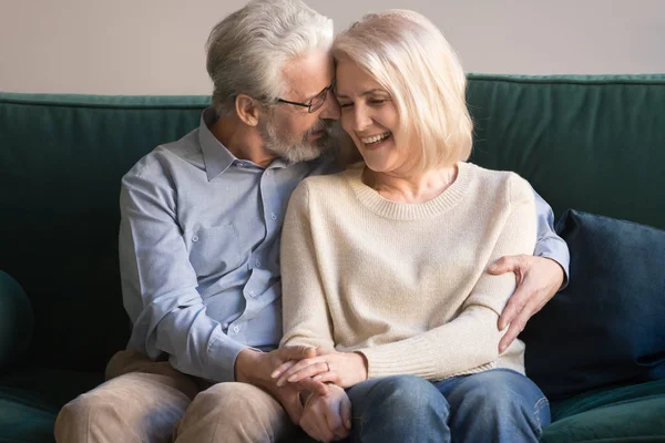 Ouderling Senior glimlachend gelukkig familie paar knuffelen thuis. — Stockfoto