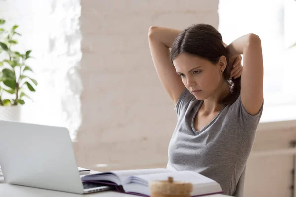 Enfocado chica estudiante ocupado preparándose para el uso de ordenador portátil — Foto de Stock