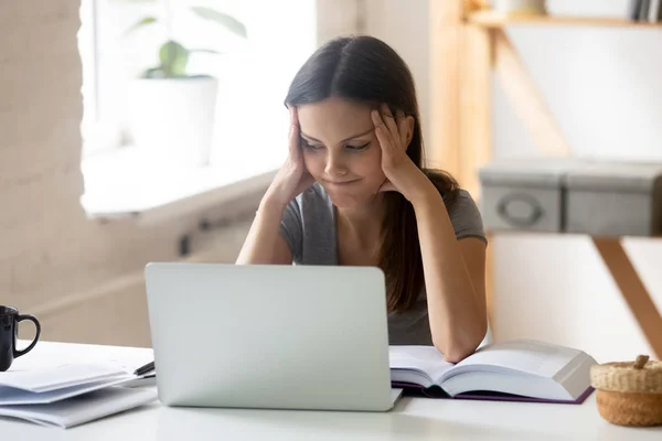 Estudiante aburrida se siente desmotivada estudiando en casa — Foto de Stock