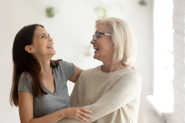 Feliz anciano madre y millennial hija tener divertido riendo —  Fotos de Stock