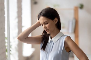 Rahatsız genç kadın migren muzdarip kafa dokunmak