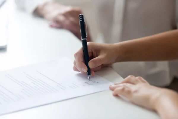 Cierre de la mujer poner firma en el documento o contrato — Foto de Stock