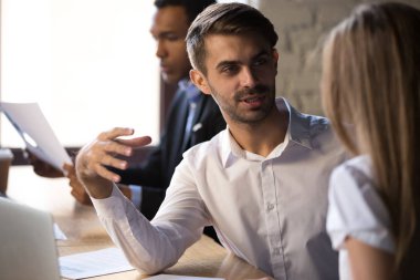 Dost işadamı mentor eğitimi stajyeri, birlikte çalışan iş arkadaşları