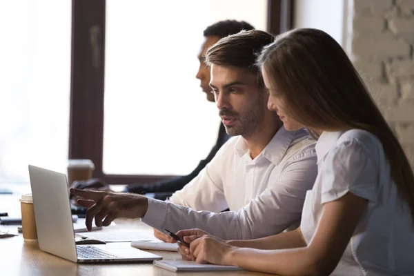 Serious businessman mentor helping intern, new employee with software — Stock Photo, Image