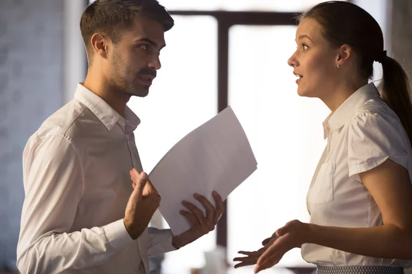 Empleados enojados discutiendo, discutiendo sobre fracaso empresarial, malos resultados de trabajo —  Fotos de Stock