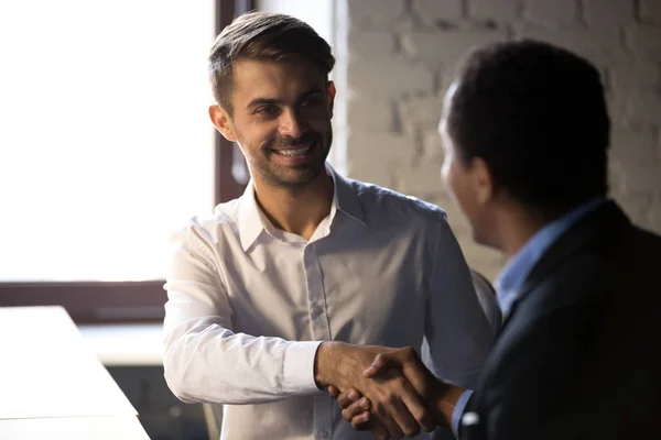 Усміхнений бізнесмен, HR менеджер потискуючи руку афроамериканського стажиста — стокове фото