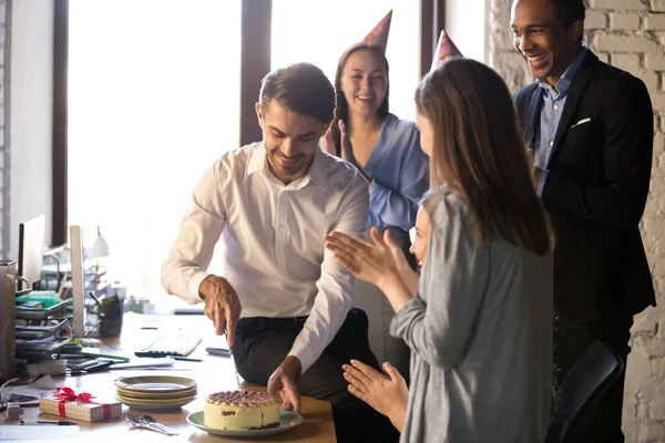 Empleados celebrando cumpleaños en la oficina, hombre de negocios cortando pastel — Foto de Stock