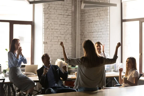 Toplantıda iş başarısını kutlayan lider ile çeşitli çalışanlar ekibi