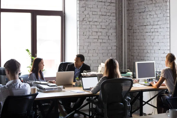 Modern ofiste çalışan, bilgisayar kullanan iş adamları çalışanları