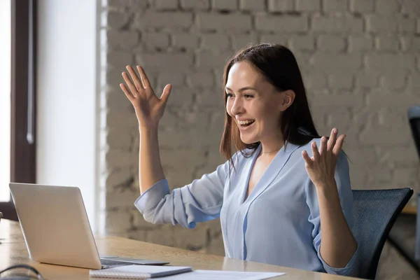 Взволнованная деловая женщина с ноутбуком, отметить достижение бизнеса — стоковое фото