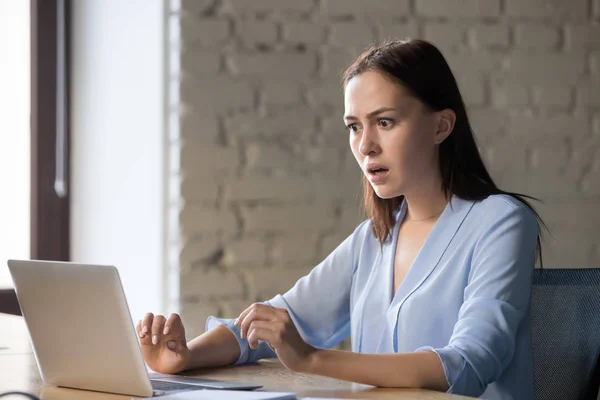 Mujer de negocios desagradablemente sorprendida mirando la pantalla del ordenador portátil, malas noticias — Foto de Stock