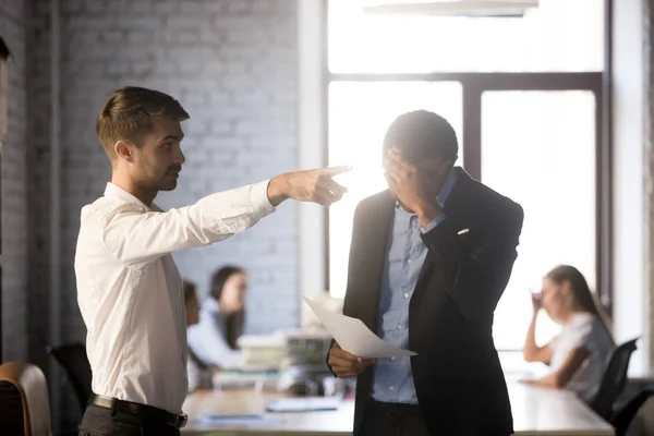 Enfadado gerente ejecutivo despedir incompetente afroamericano empleado , — Foto de Stock