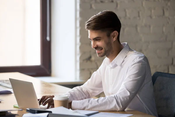 Empresário sorrindo usando laptop, trabalhando online ou escrevendo e-mail — Fotografia de Stock