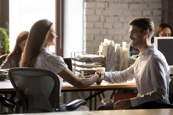 Uśmiechnięty biznesmen potrząsając ręką businesswoman, Nowy kolega — Zdjęcie stockowe