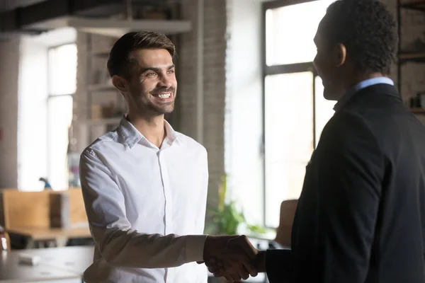 Empregado sorrindo aperto de mão com executivo, obtenção de emprego ou recompensa — Fotografia de Stock