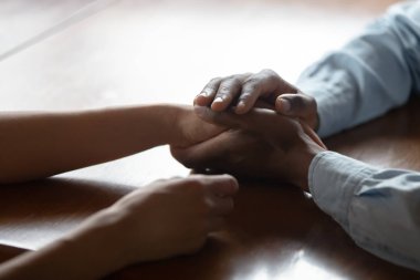 Yakın biracial çift romantik an sahip el ele tutuşmak