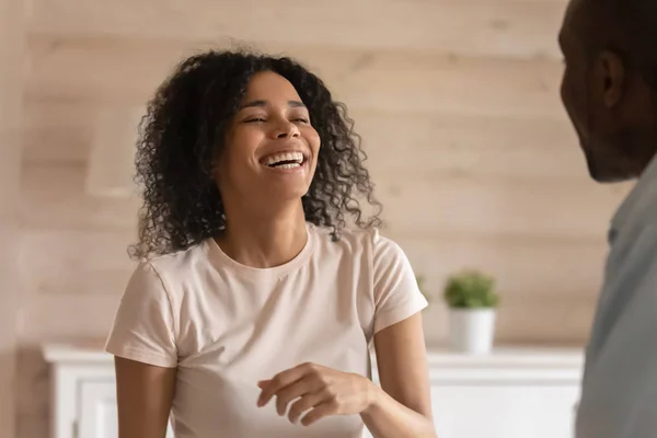 Mulher afro-americana feliz rir conversando com o marido — Fotografia de Stock