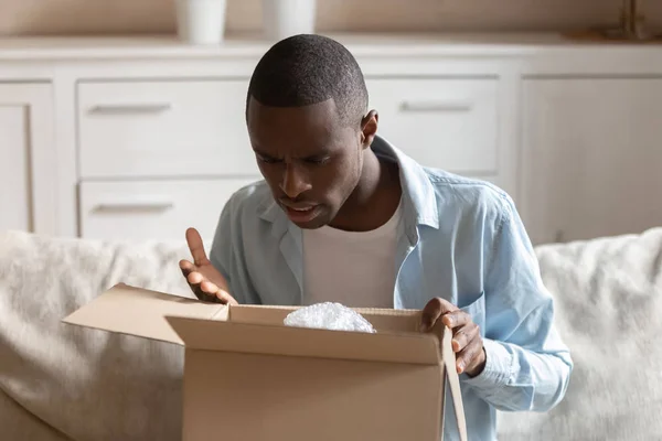 El cliente masculino frustrado se siente decepcionado con el producto de mala calidad — Foto de Stock