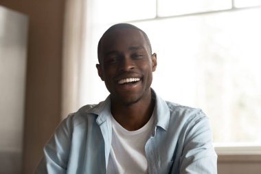 Hoş görüntülü görüşme yesahip gülümseyen biracial erkek
