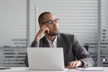 Düşünceli Afrikalı Amerikalı işadamı sorun çözümü düşünme.