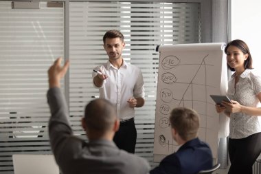 Afrikalı Amerikalı erkek yönetici el kaldırarak, seminerde soru soruyor.