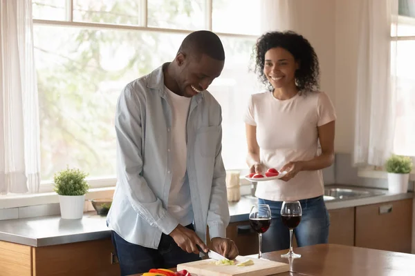 Feliz africano americano pareja cocinar comida en casa juntos —  Fotos de Stock